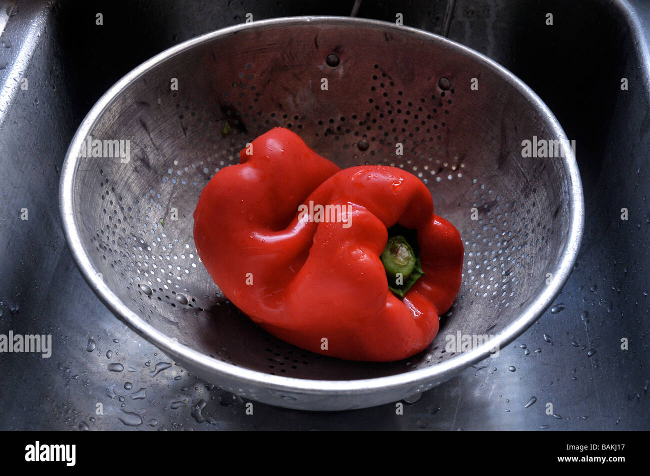 Peperone rosso nel colapasta. Foto Stock