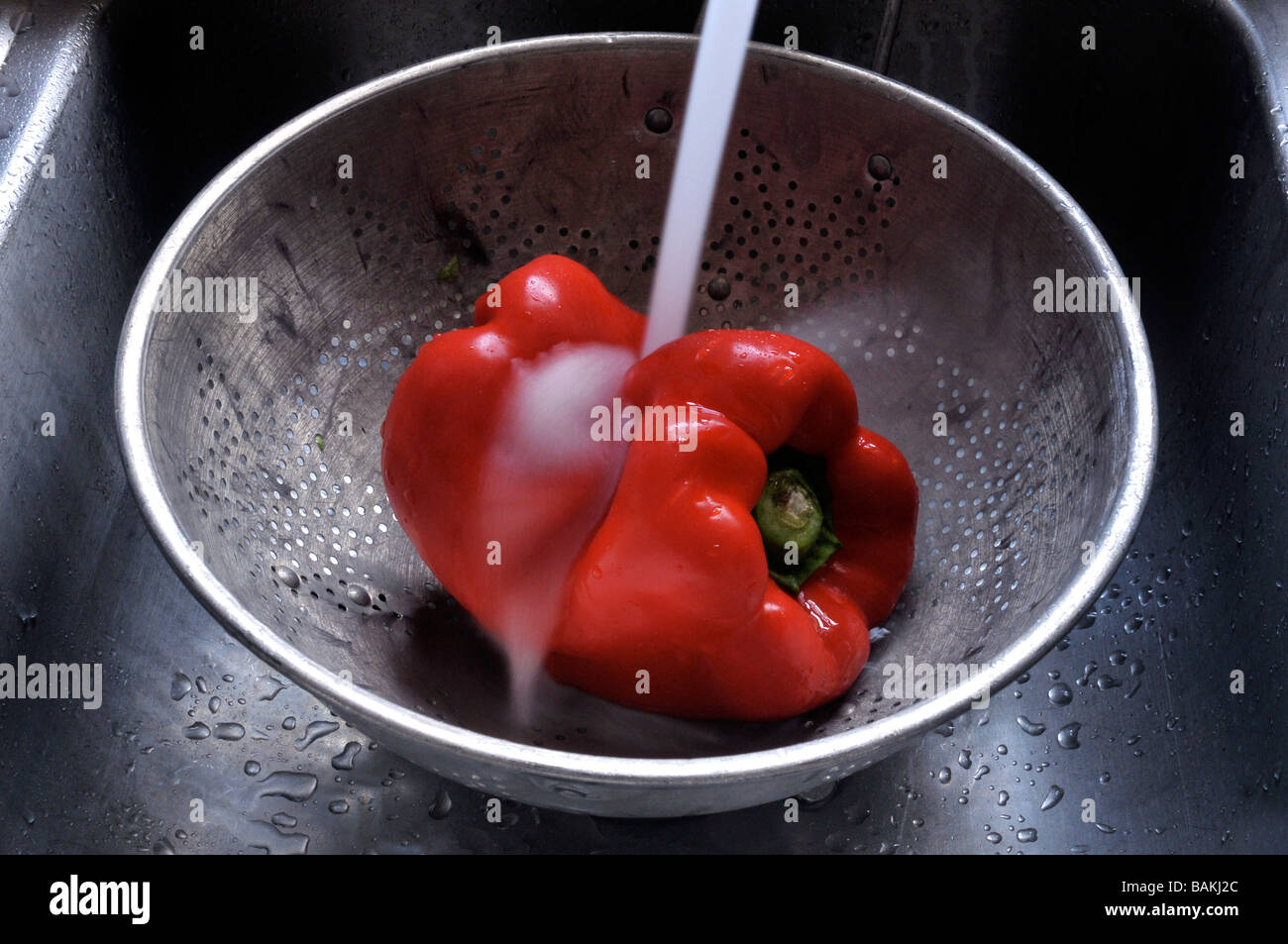 Peperone rosso nel colapasta. Foto Stock