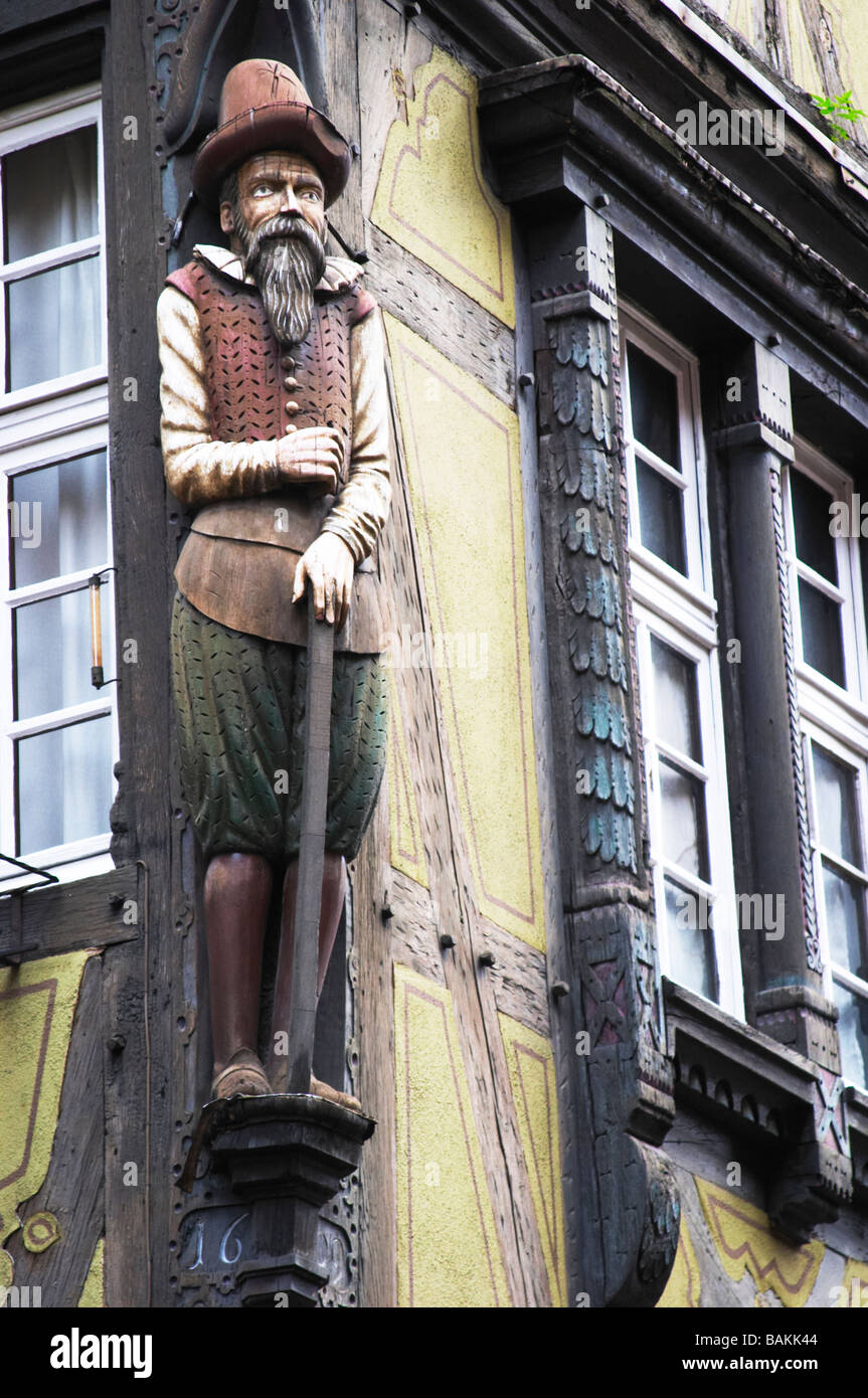 Merchant figura scolpita in legno rue des Marchands colmar Alsace Francia Foto Stock