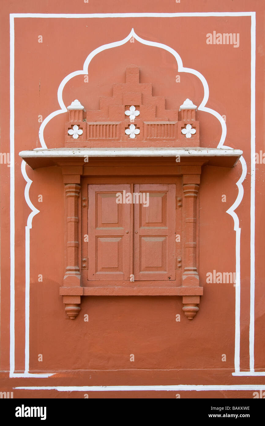 La città di Jaipur Palace di Jai Singh II decorate parete finestra e il Rajasthan in India Foto Stock