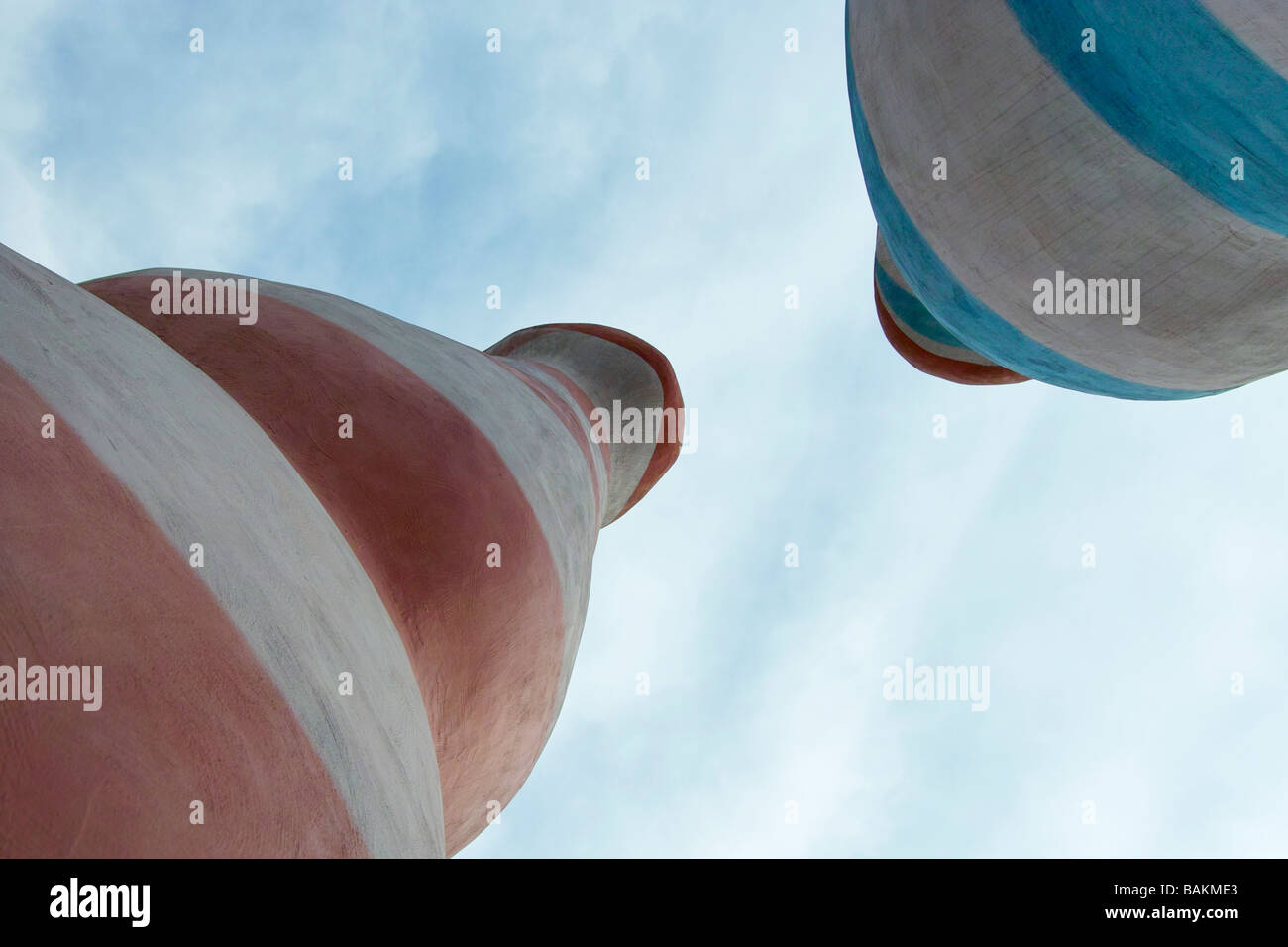 Bottom up frog prospettica di una moderna forma di gamba scultura Foto Stock