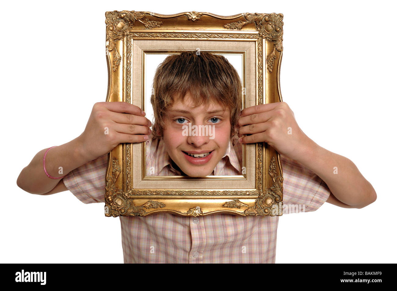 Ragazzo che guarda attraverso una cornice immagine Foto Stock
