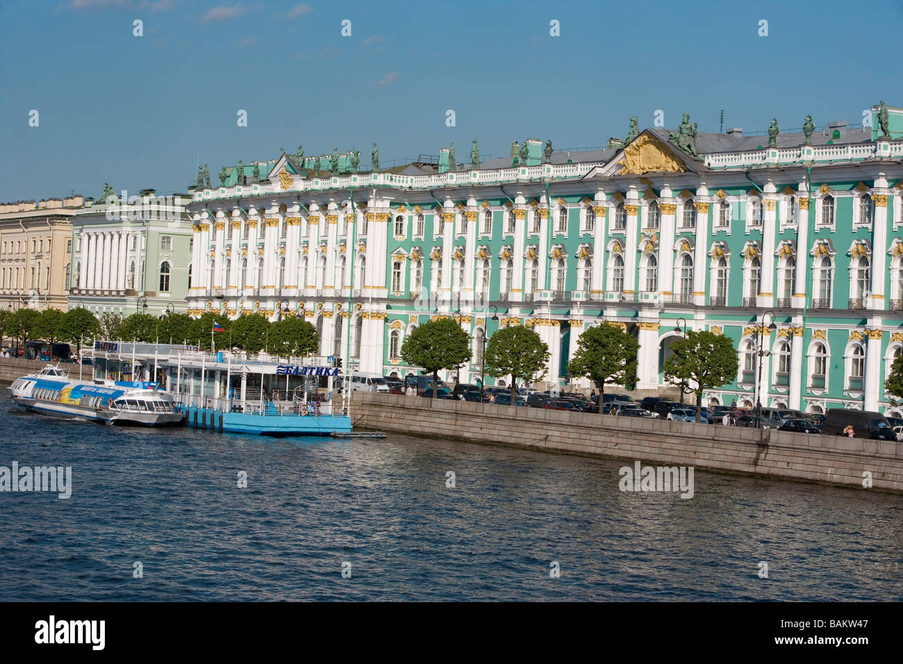 San Pietroburgo, l'Eremo e il palazzo d'inverno come visto dalla Neva Foto Stock