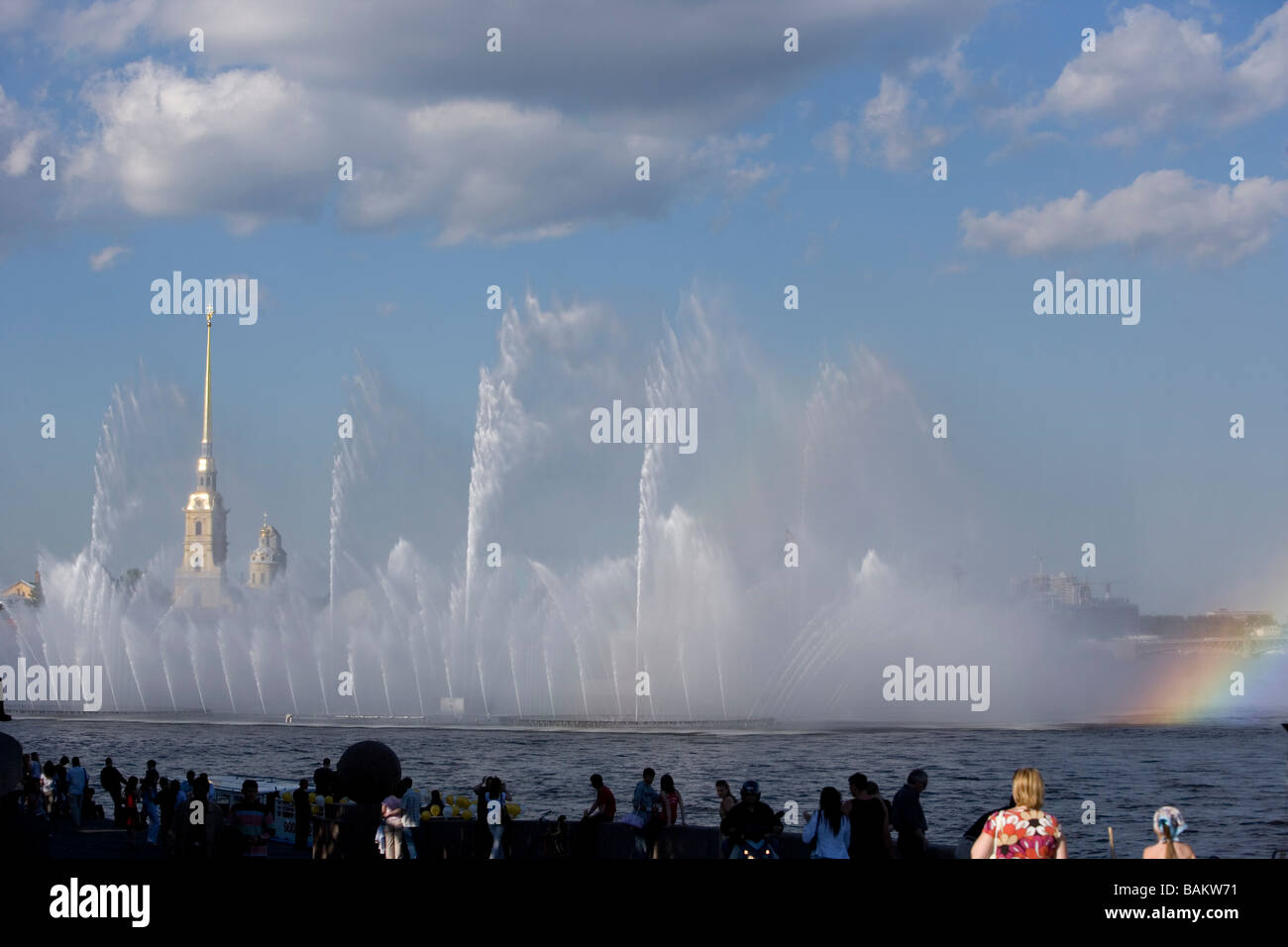 San Pietroburgo, la Fortezza di Pietro e Paolo la fortezza visto attraverso le fontane da Vasilevsky Island, attraverso il Neva Foto Stock