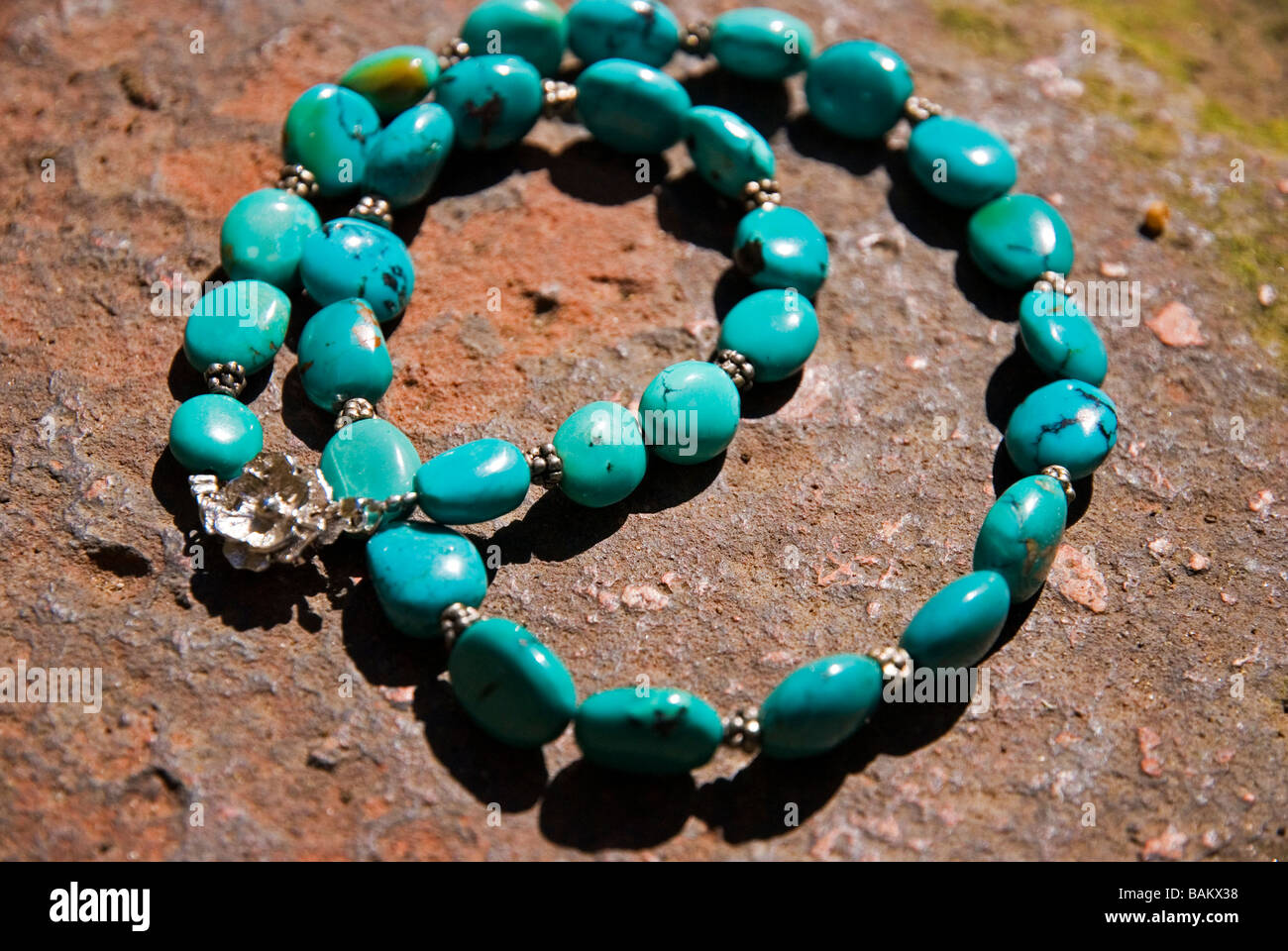 Il turchese collana con perle di argento sul mattone Foto Stock