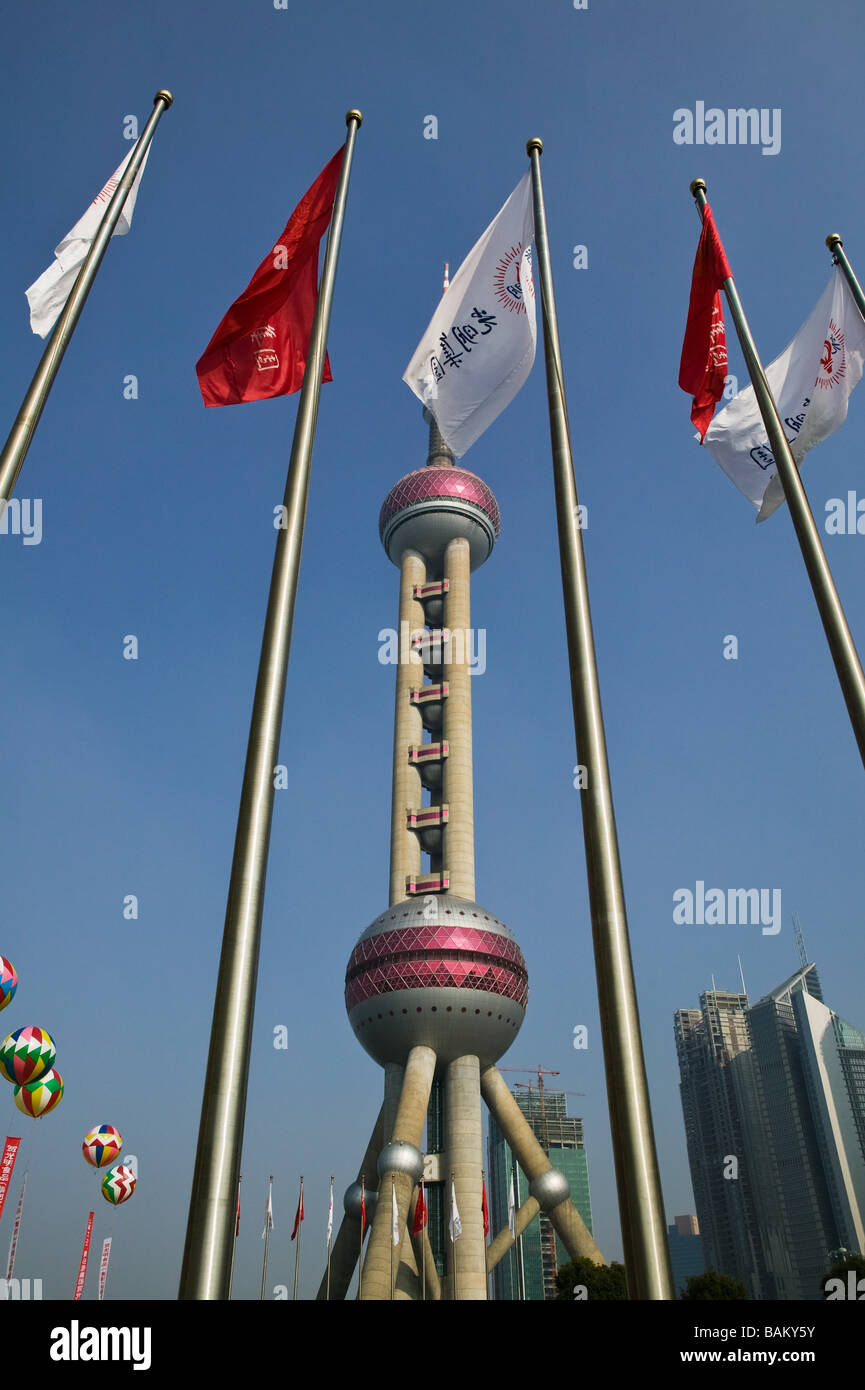 Le bandiere e la Oriental Pearl Tower Foto Stock