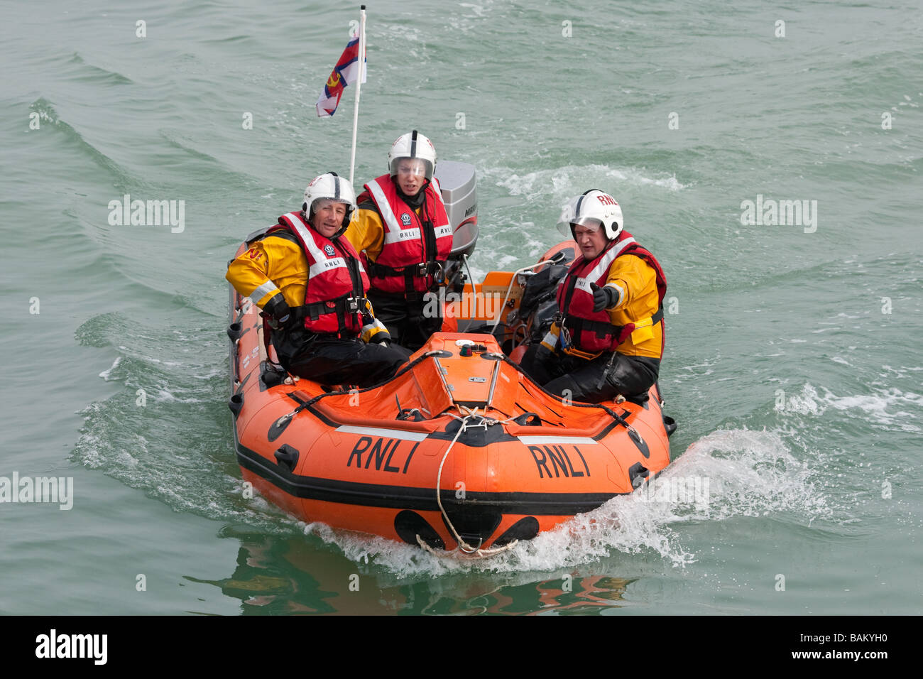 RNLI (Royal National scialuppa di salvataggio istituzione) Membri di equipaggio in barca durante un esercizio di formazione. Foto Stock