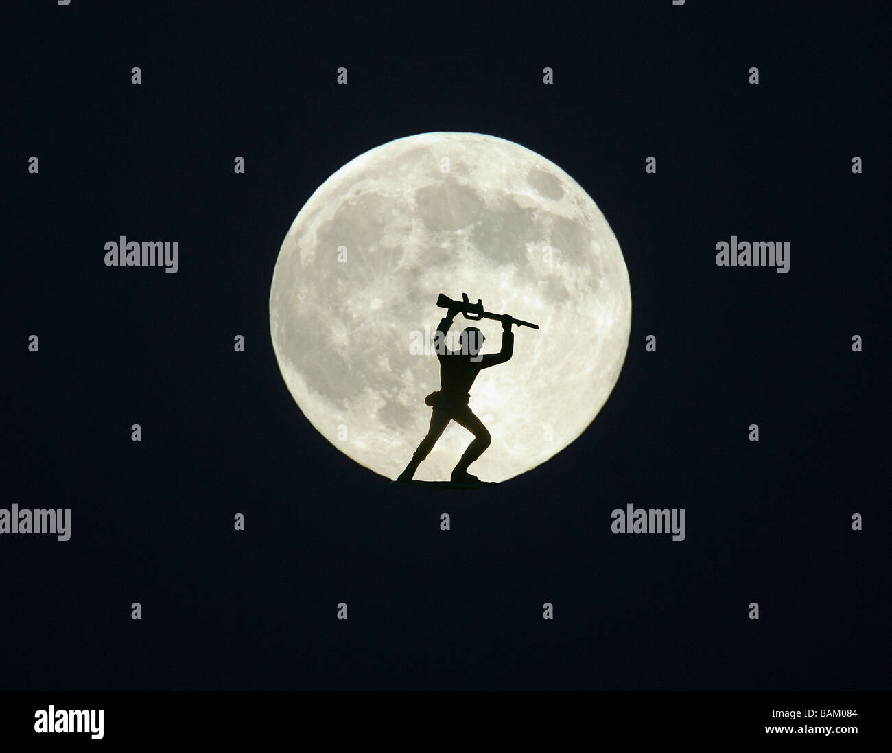 Soldatino contro la luna piena Foto Stock