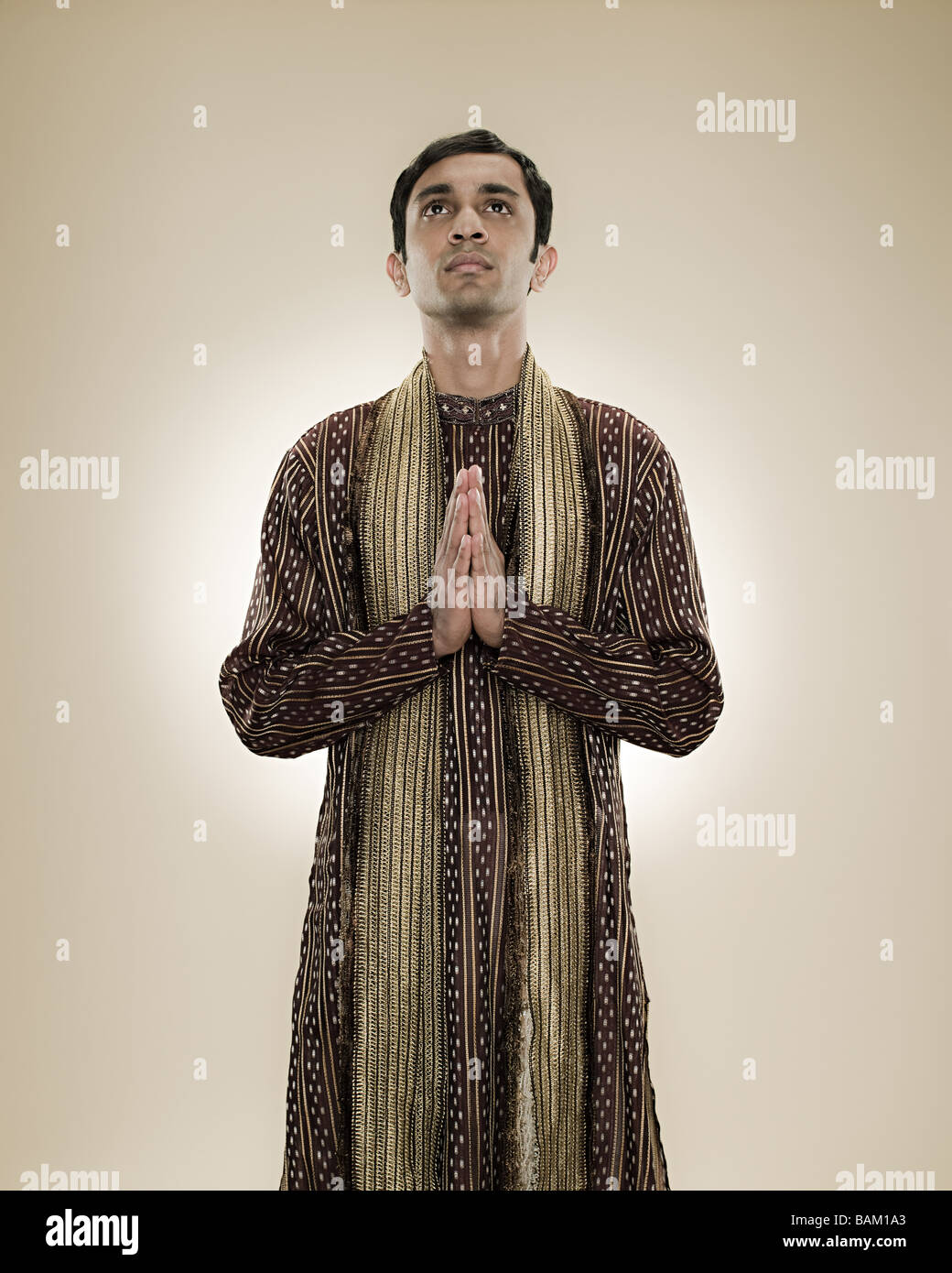 Un uomo indù in preghiera Foto Stock