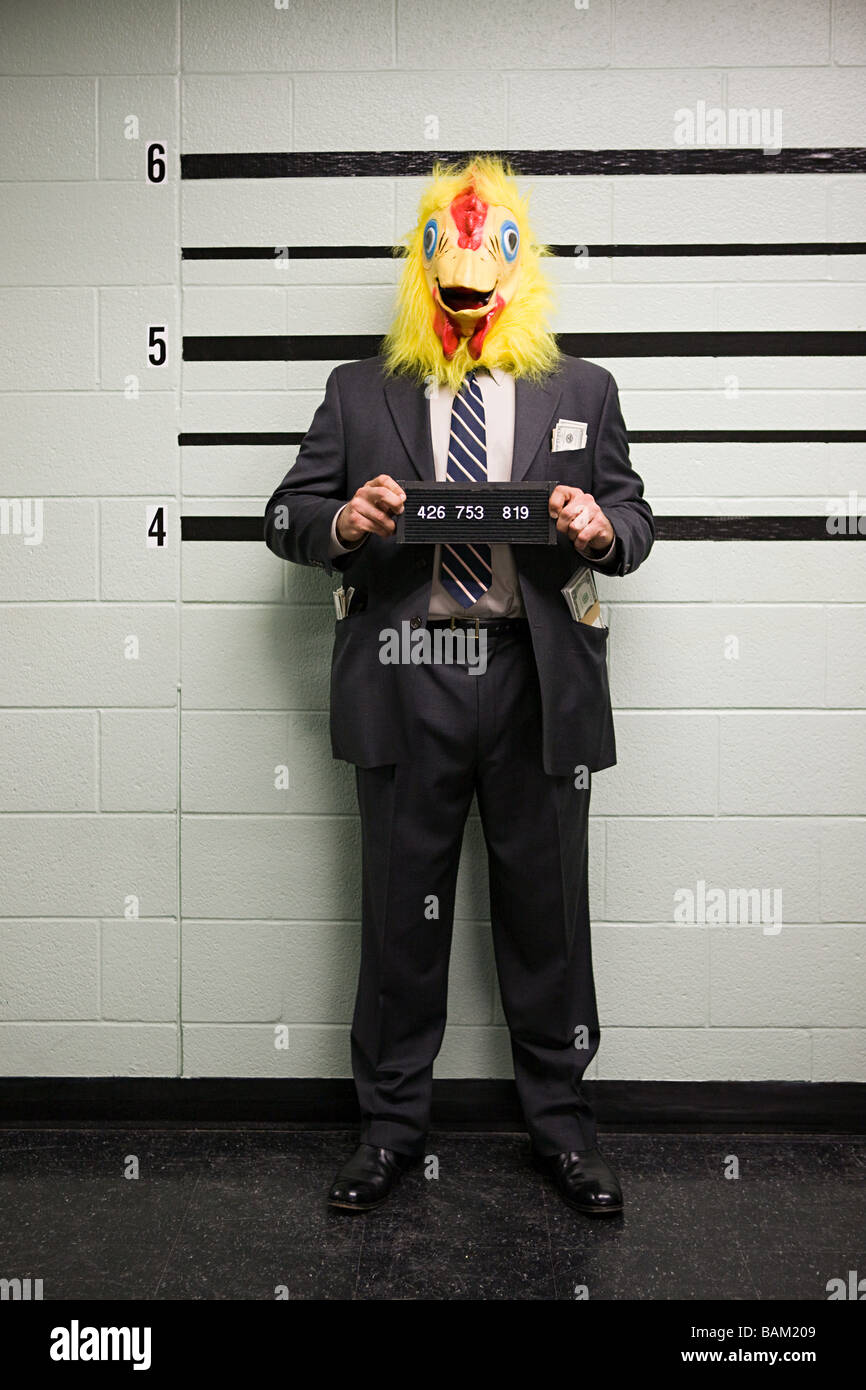 Mugshot di imprenditore con testa di pollo Foto Stock