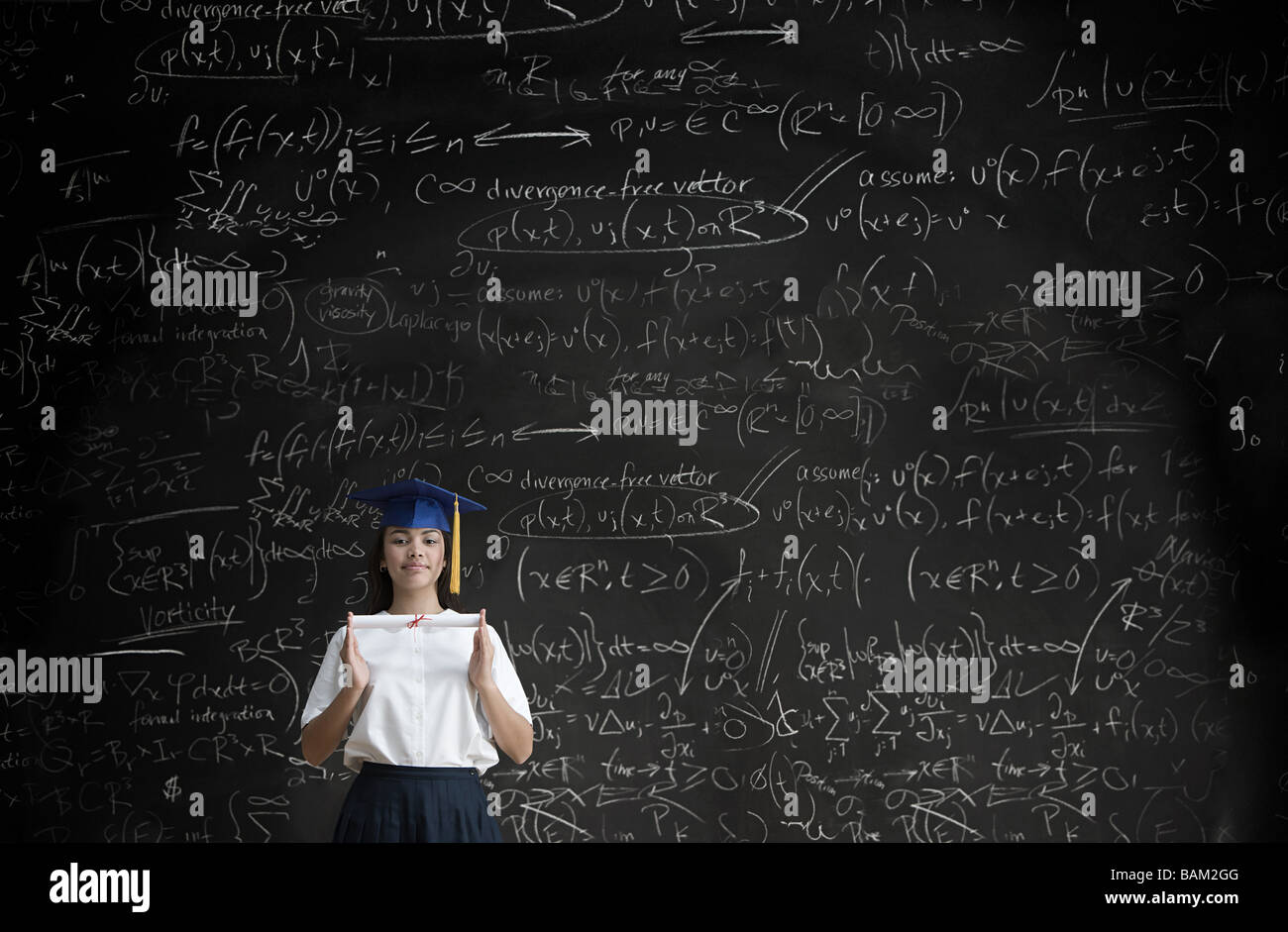 Laurea ragazza di fronte di Blackboard Foto Stock