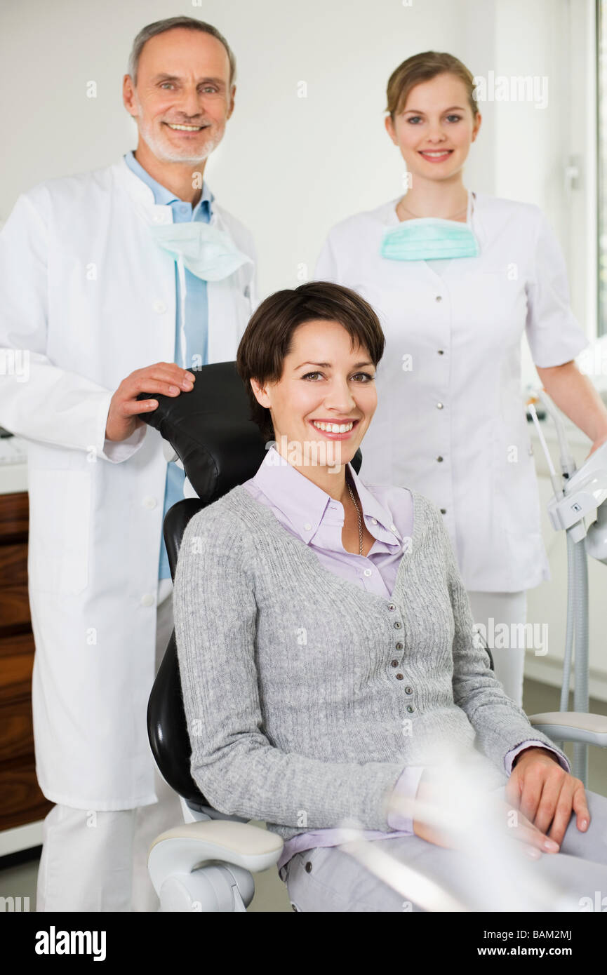 Donna con dentista e igienista Foto Stock