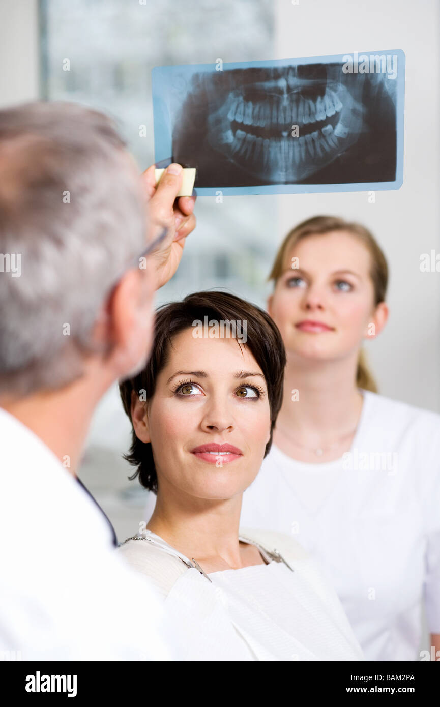 Dentista con pazienti x-ray Foto Stock