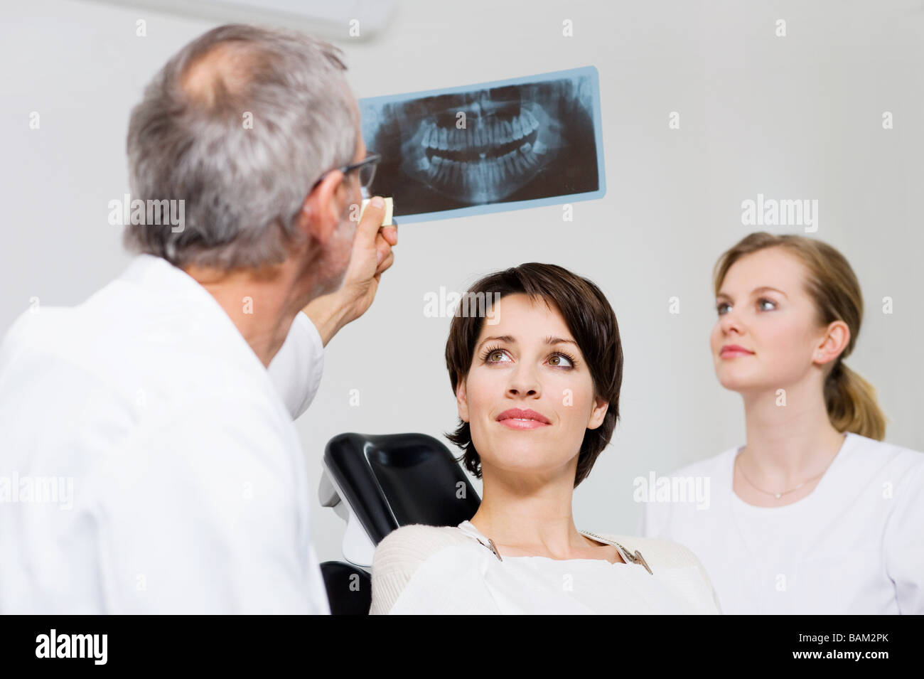 Dentista con pazienti x-ray Foto Stock
