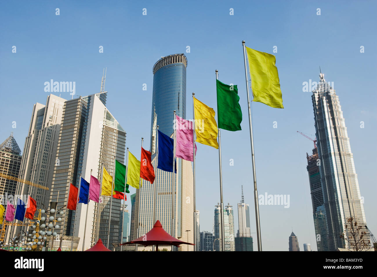 Grattacieli e bandiere di Pudong Foto Stock