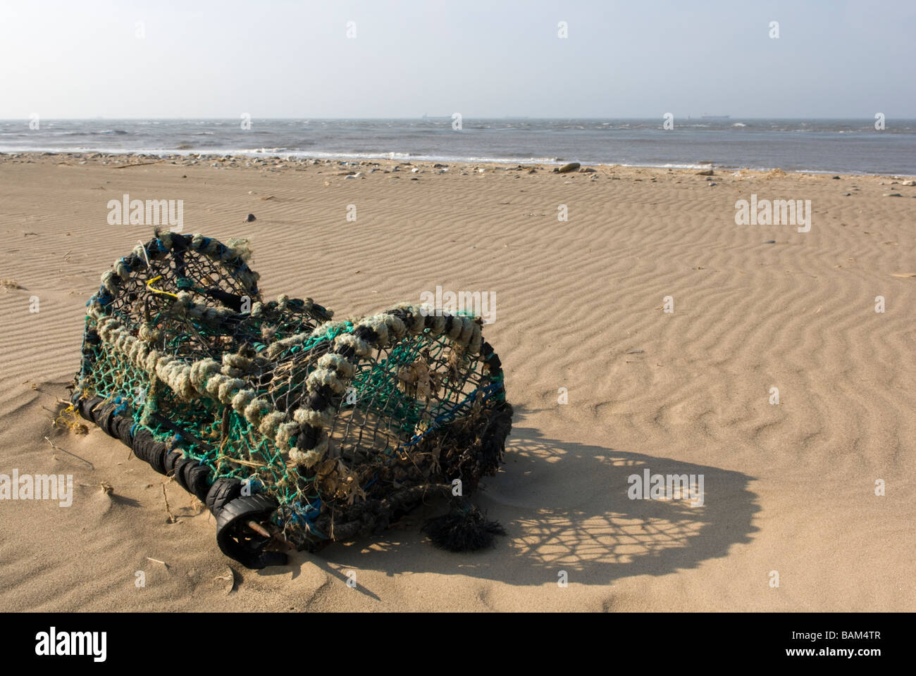 Un abbandonato lobster pot sulla spiaggia al punto di disprezzare East Yorkshire Inghilterra Foto Stock