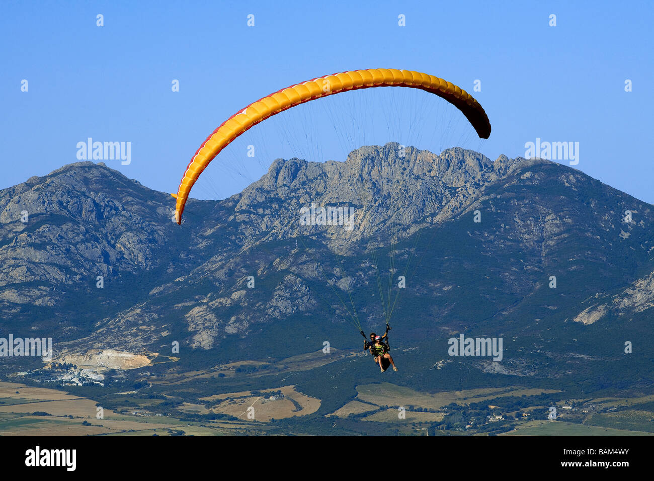 Francia, Haute Corse, Baie de Calvi (Baia di Calvi), parapendio (vista aerea) Foto Stock