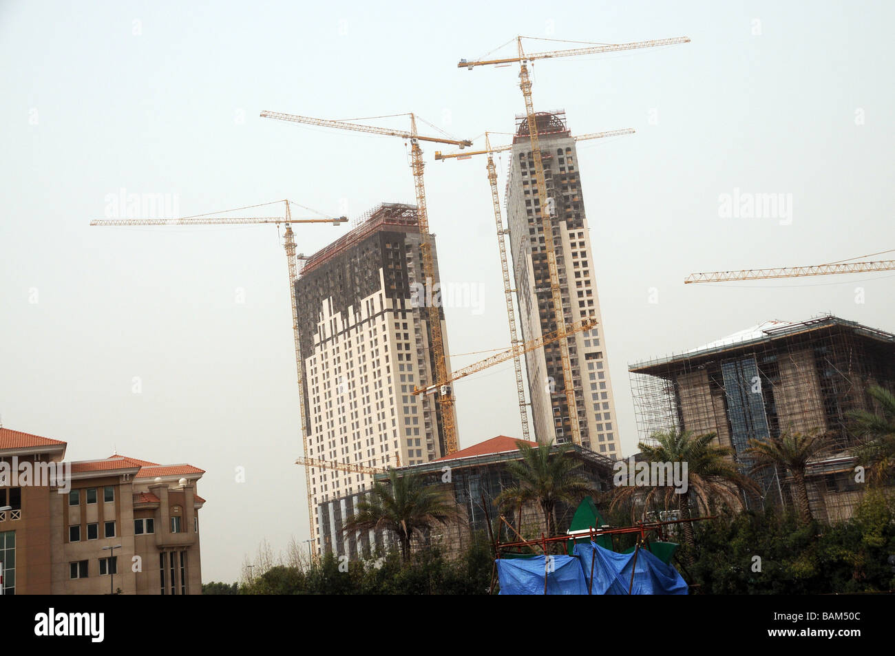 Dubai una vista della costruzione in corso in città. Il Burj Dubai è destinata a diventare il mondo dell'edificio più alto. Foto Stock