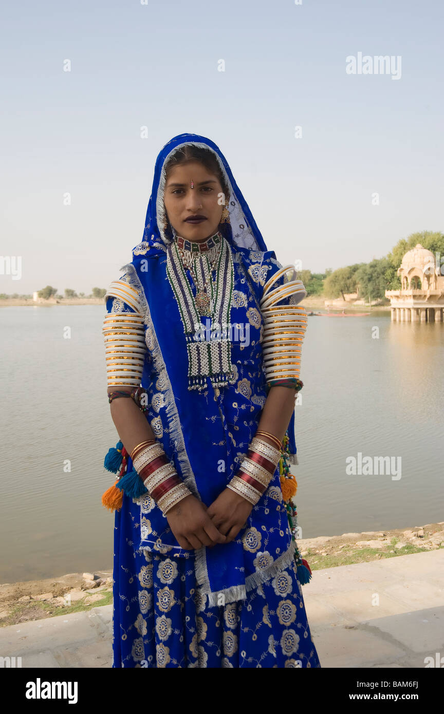 Rajput donna di fronte al lago Gadisagar Jaisalmer Foto Stock