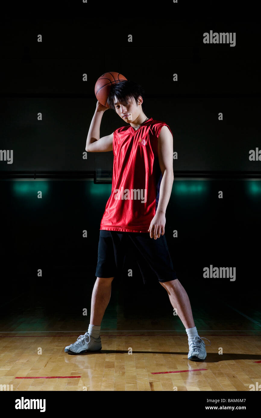 Ritratto di giovane giocatore di basket Foto Stock