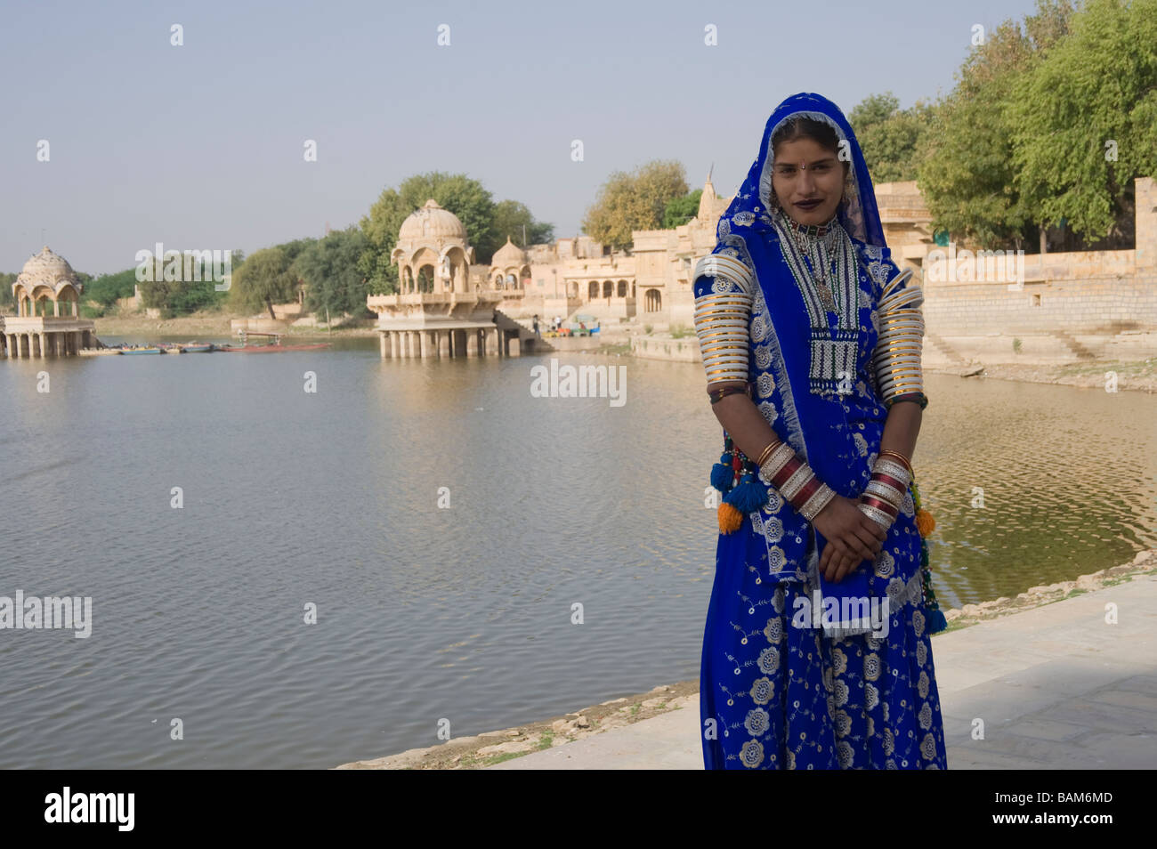 Rajput donna di fronte al lago Gadisagar Jaisalmer Foto Stock