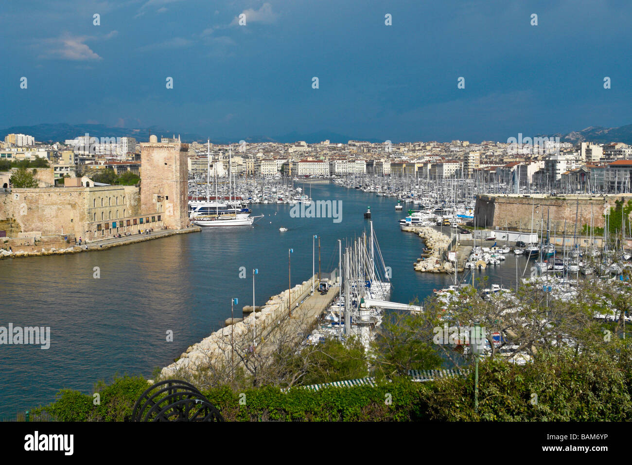 Marseille Vieux Port area vista da Le Pharo all'entrata con il Fort Saint-Jean a sinistra e Bas Fort Saint-Nicolas destra Foto Stock