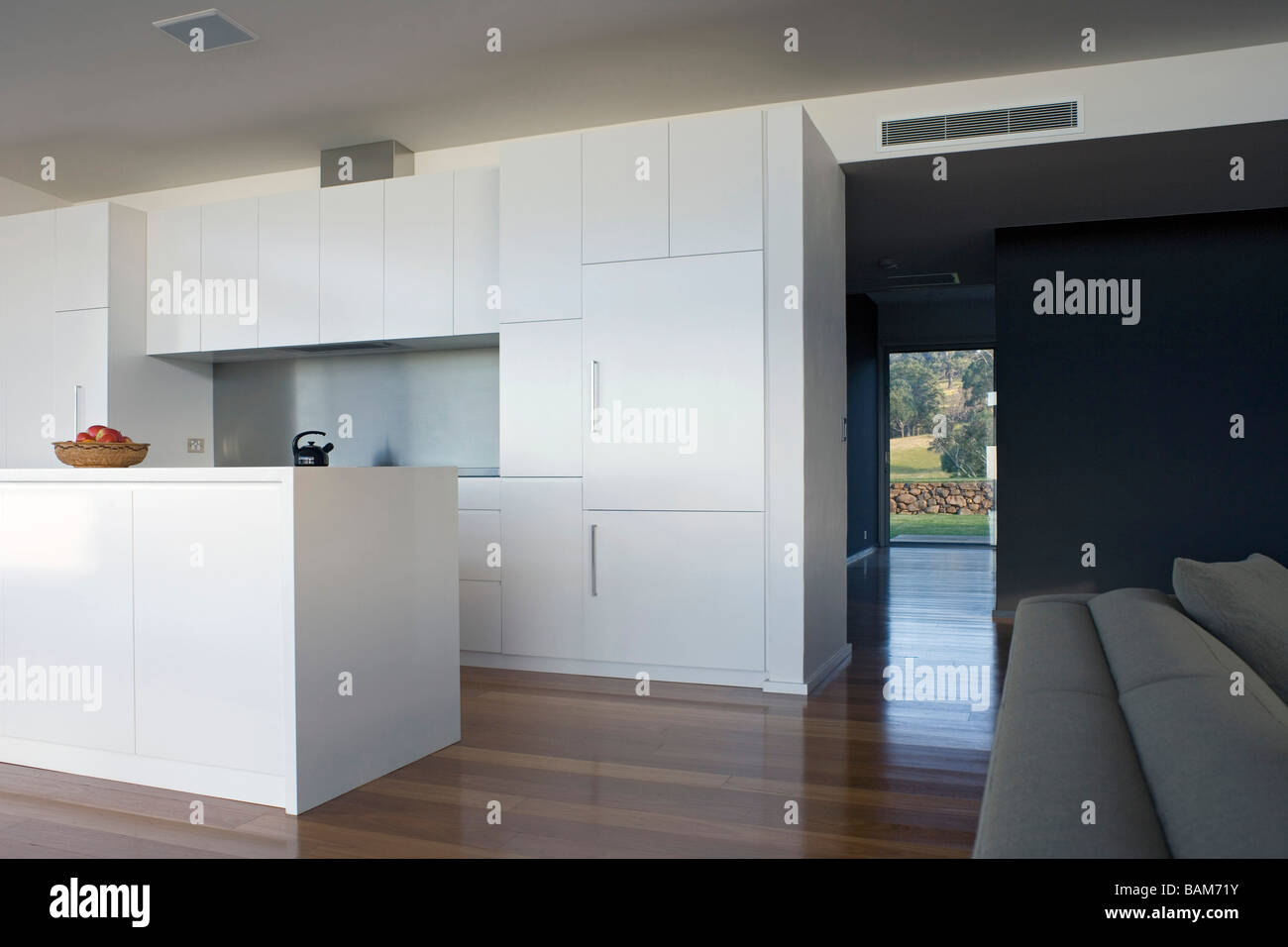 Casa Kangaloon, Kangaloon, Australia, Tom Isaksson architetto, Kangaloon cucina della casa e la visualizzazione della finestra. Foto Stock