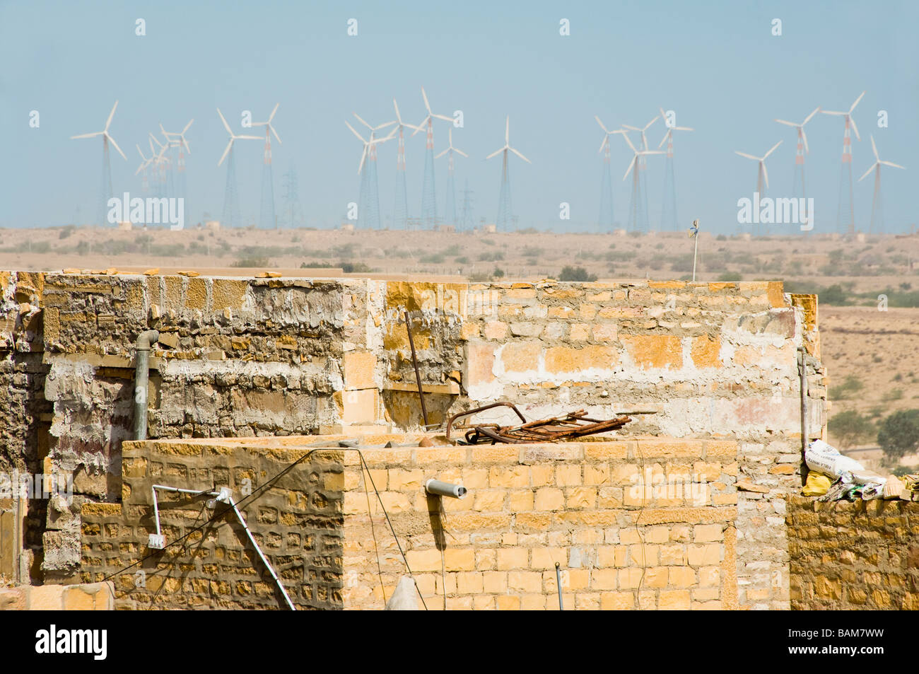 Mulini a vento nel deserto del Thar a Jaisalmer, India Foto Stock