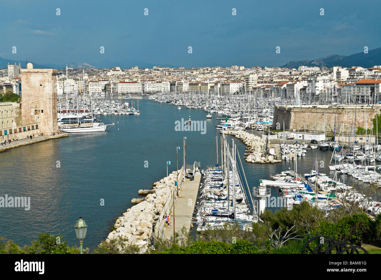 Marseille Vieux Port area vista da Le Pharo all'entrata con il Fort Saint-Jean a sinistra e Bas Fort Saint-Nicolas destra Foto Stock