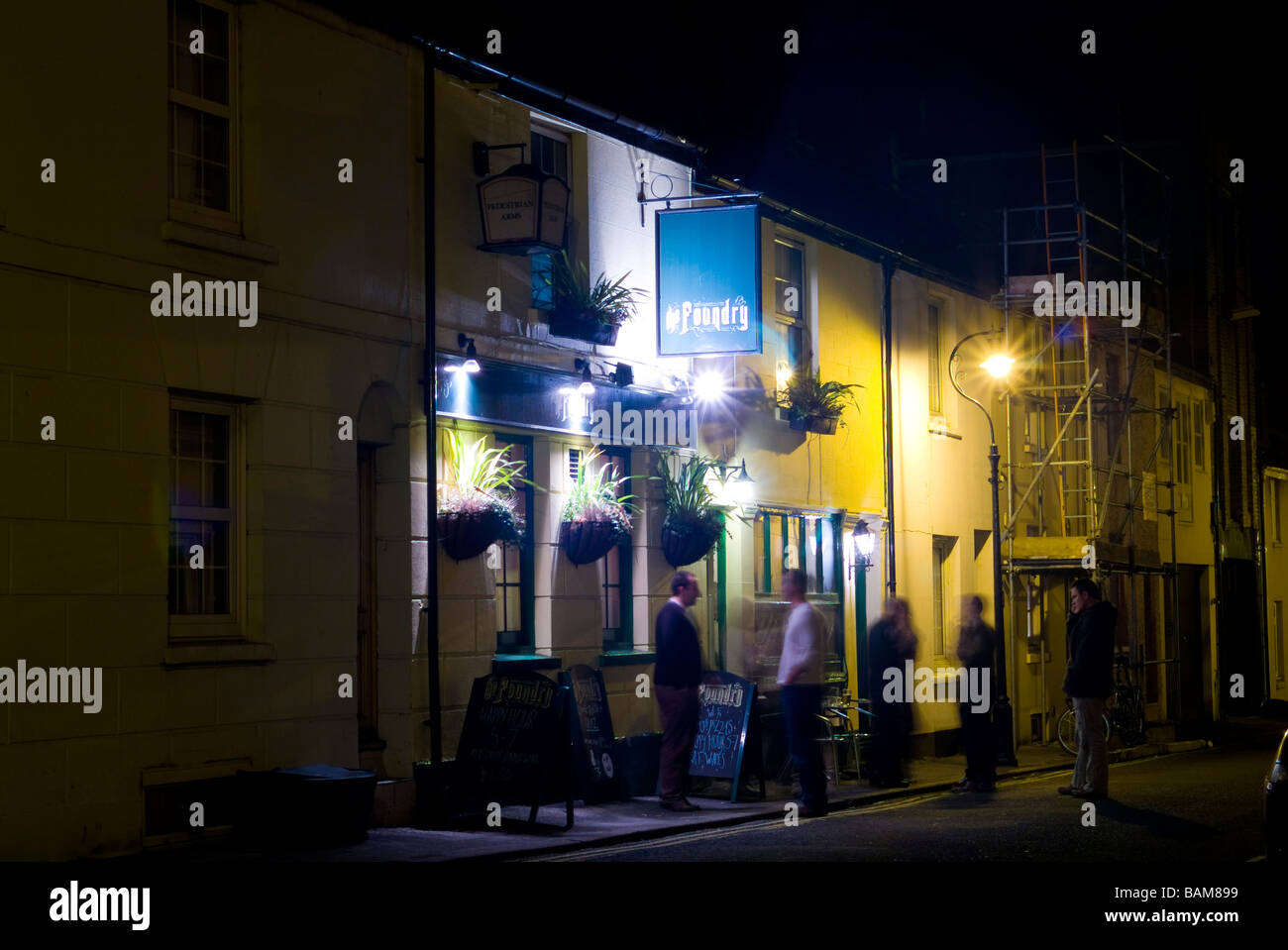 Brighton e Hove City Night time scene di strada e case pubbliche con molto tempo otturazione lento Foto Stock
