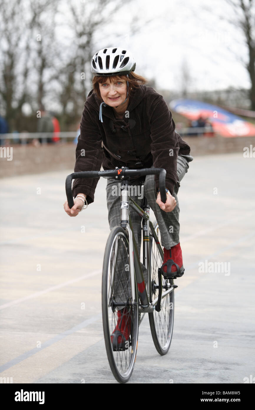 Tessa Jowell sulla sua moto a un ex velodromo olimpico a Londra Foto Stock