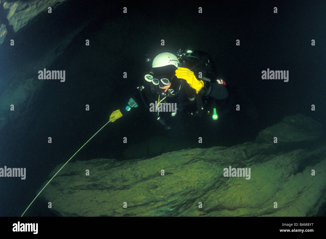 Grotta subacqueo con attrezzatura di sicurezza sul lago di Bled Slovenia Foto Stock
