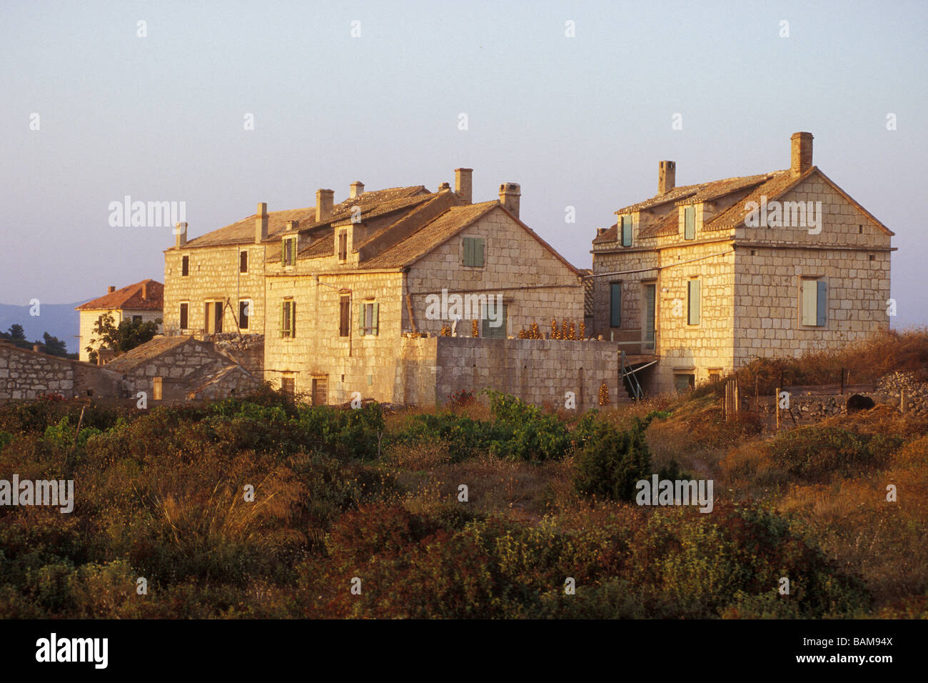 Case di pietra sulla isola di Bisevo Dalmazia Croazia Foto Stock