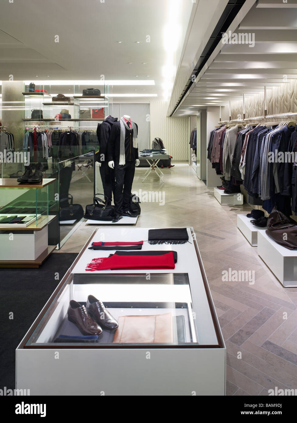 REISS FLAGSHIP STORE, UNIVERSAL DESIGN STUDIO, LONDON, Regno Unito Foto Stock