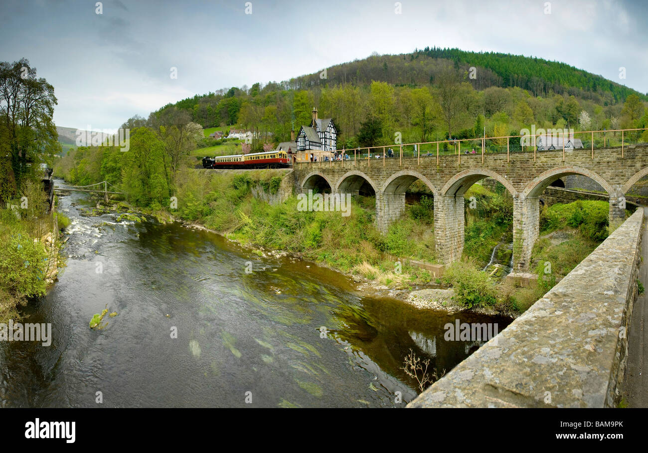 LLangollen vapore e stelle Gala 2009. Berwyn station in alto sopra il fiume Dee con serbatoio del motore. Foto Stock