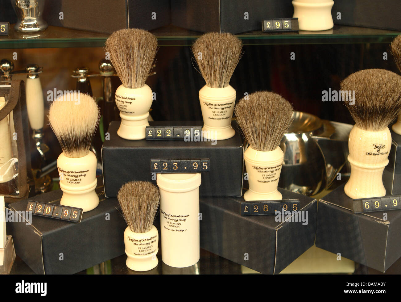 Spazzole di rasatura per la vendita nel display della finestra di Taylor di Old Bond Street store shop in Jermyn Street London Foto Stock
