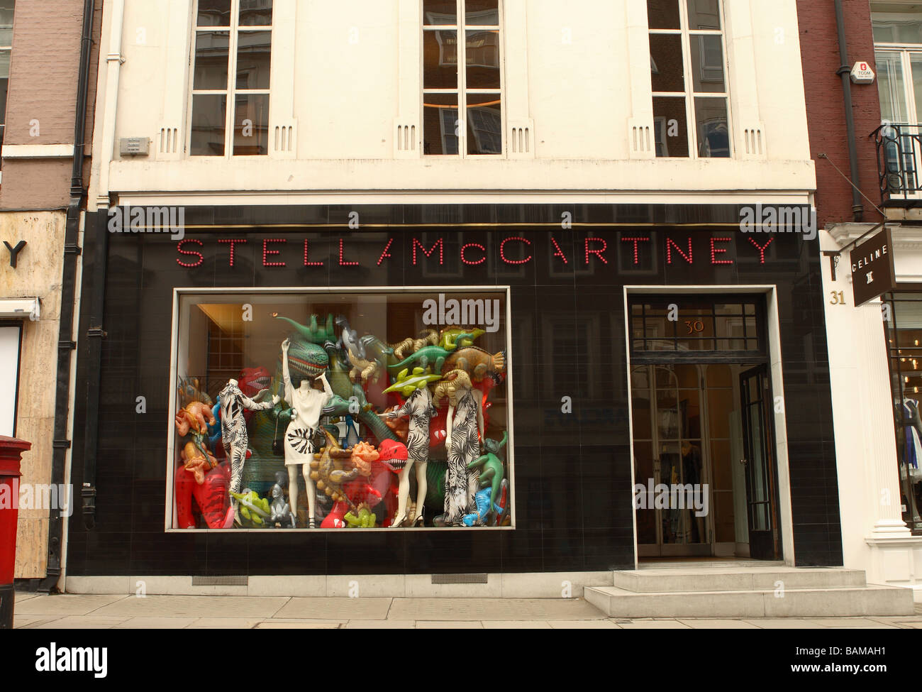 London Mayfair l'esclusiva Stella McCartney moda costoso negozio di vendita al dettaglio su Bruton Street nella zona di Mayfair district Foto Stock