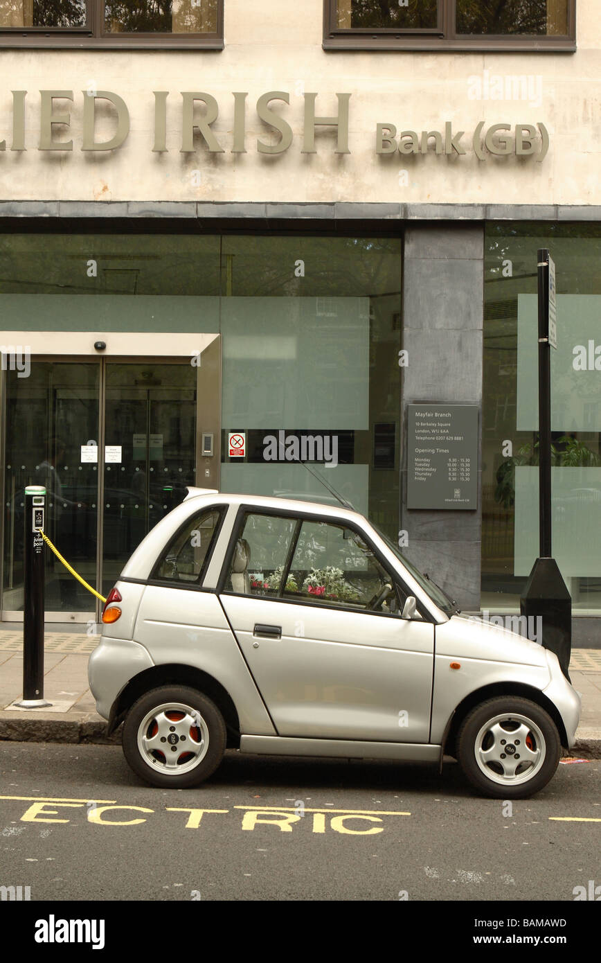 Central London GWiz G-Wiz G Wiz auto elettrica di ricarica del veicolo al punto di succo di fornitura di energia elettrica di alimentazione del combustibile in Westminster Foto Stock