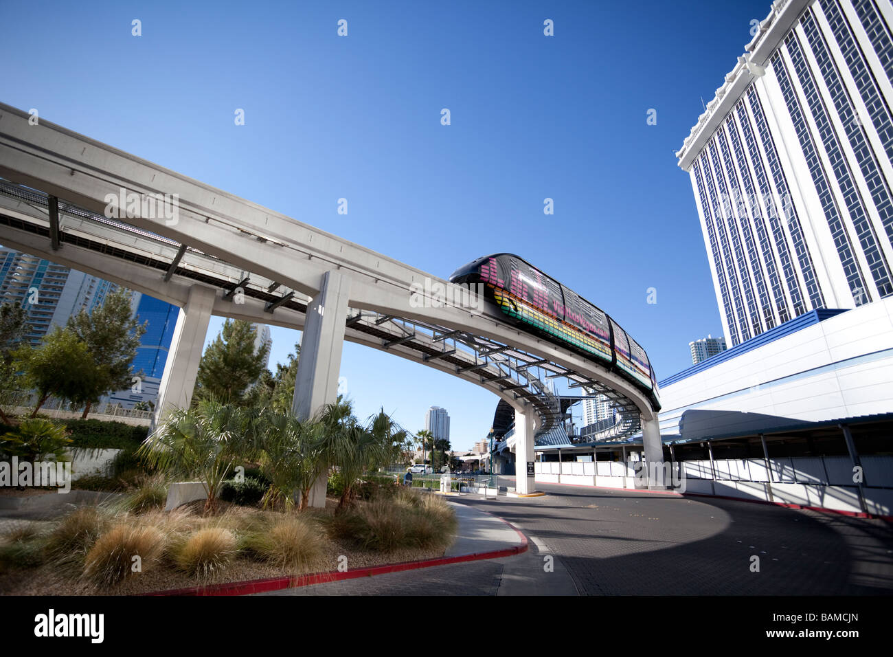 Monorotaia sopraelevata binario e treno, Las Vegas, Nevada, USA. Foto Stock