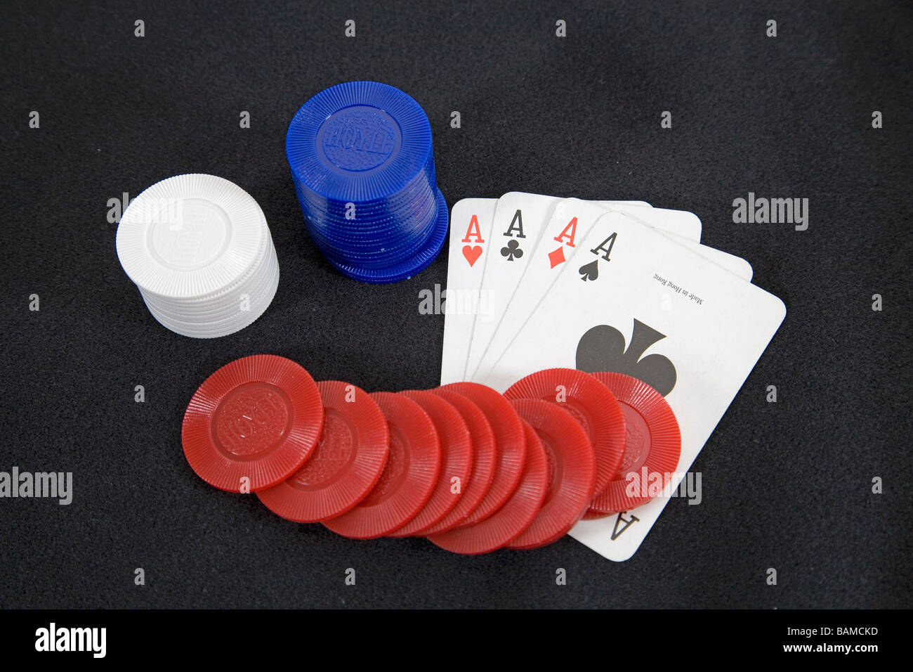 Quattro Assi vincendo una mano di poker nel disegnare o stud poker con poker chips Foto Stock