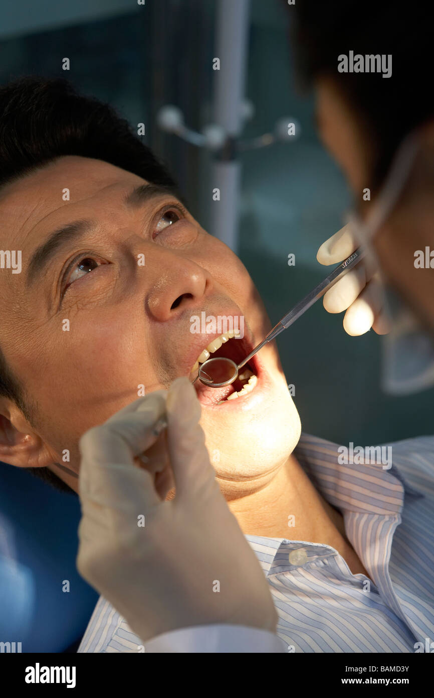 Man aventi i suoi denti esaminati Foto Stock