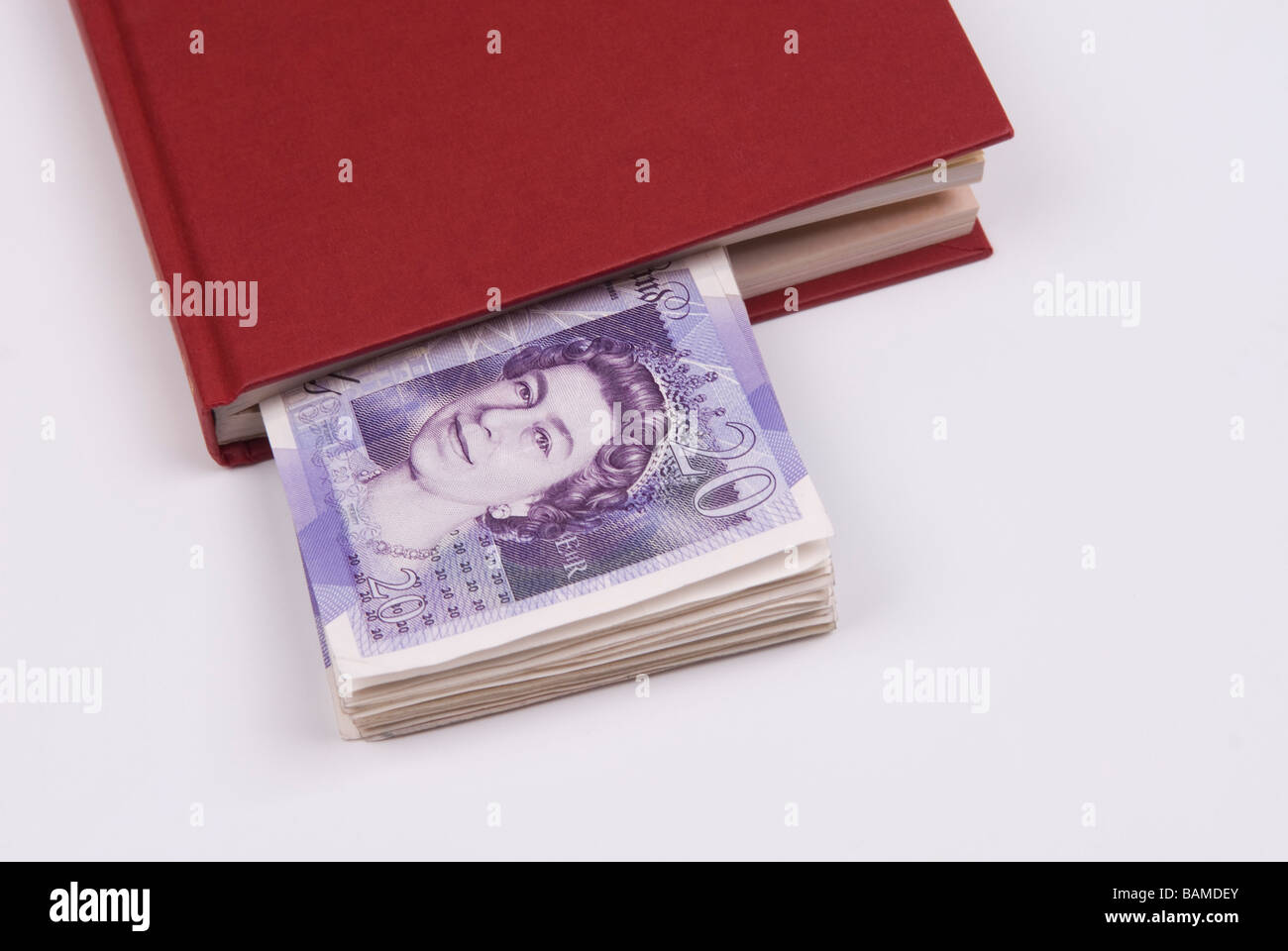 Pila di British denaro all'interno del libro Foto Stock