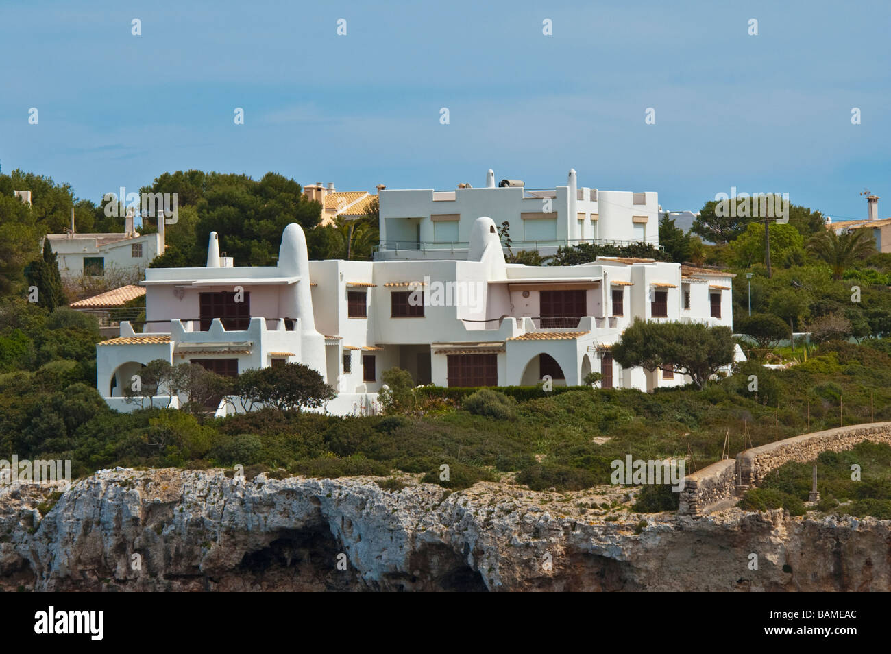 Casa bianca sulla scogliera vicino a Porto Colom Mallorca Baleares Spagna | Weißes Haus un einer Klippe bei Porto Colom Mallorca Balearen Foto Stock