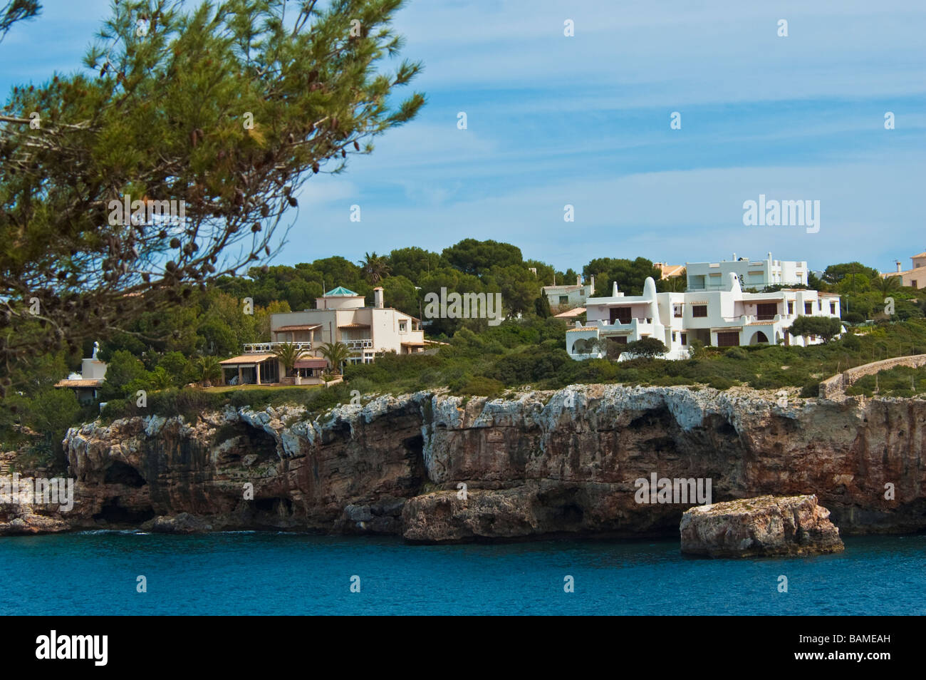 Casa bianca sulla scogliera vicino a Porto Colom Mallorca Baleares Spagna | Weißes Haus un einer Klippe bei Porto Colom Mallorca Balearen Foto Stock