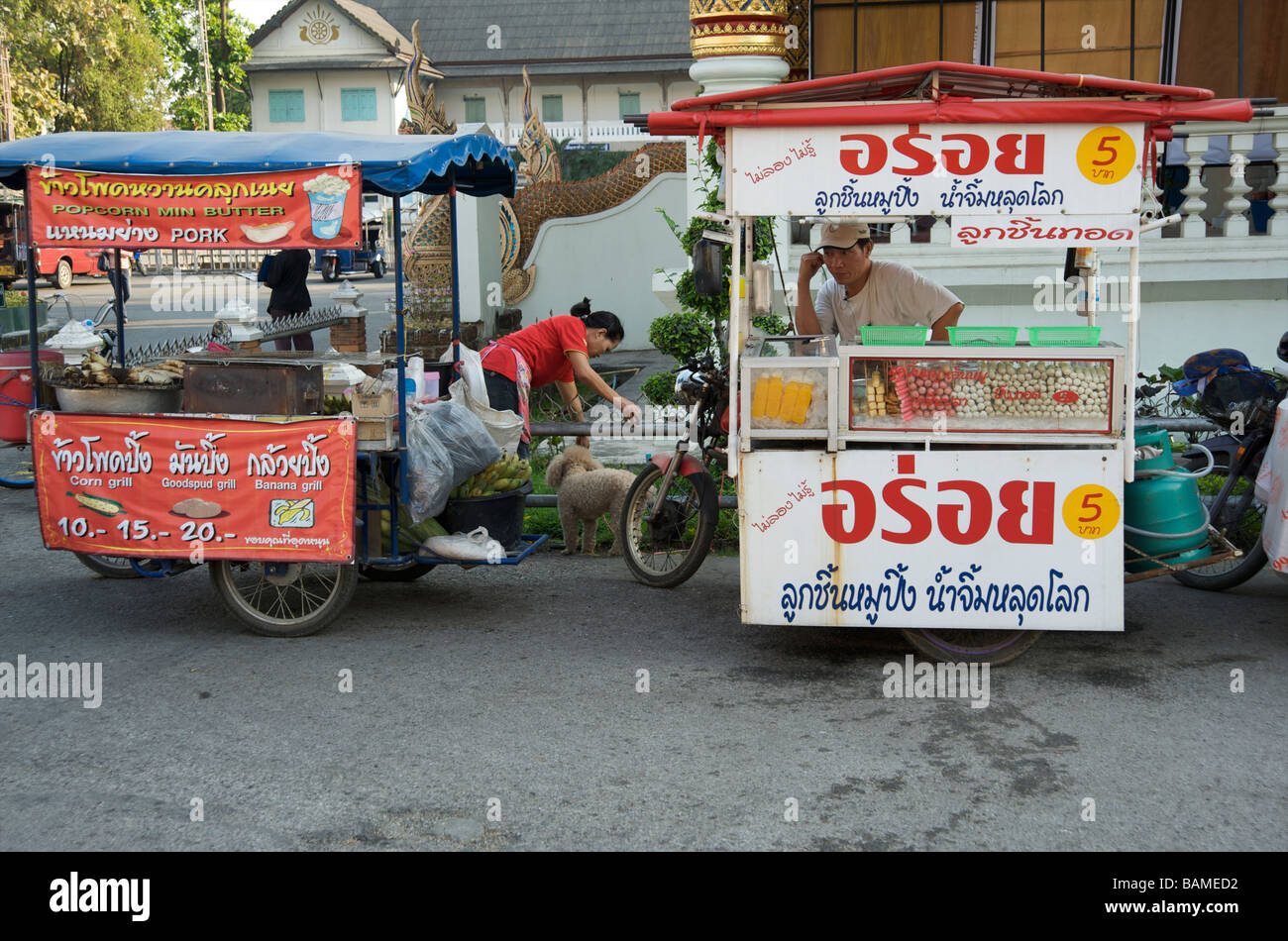 Due cucine mobili in Chiang Mai tempio motivi Thailandia Foto Stock