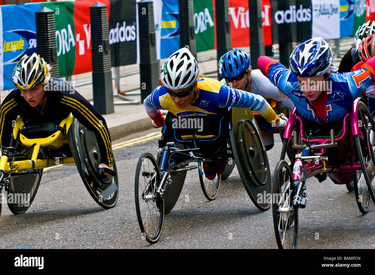 Sedia a rotelle racers nella maratona di Londra. Foto di Gordon Scammell Foto Stock