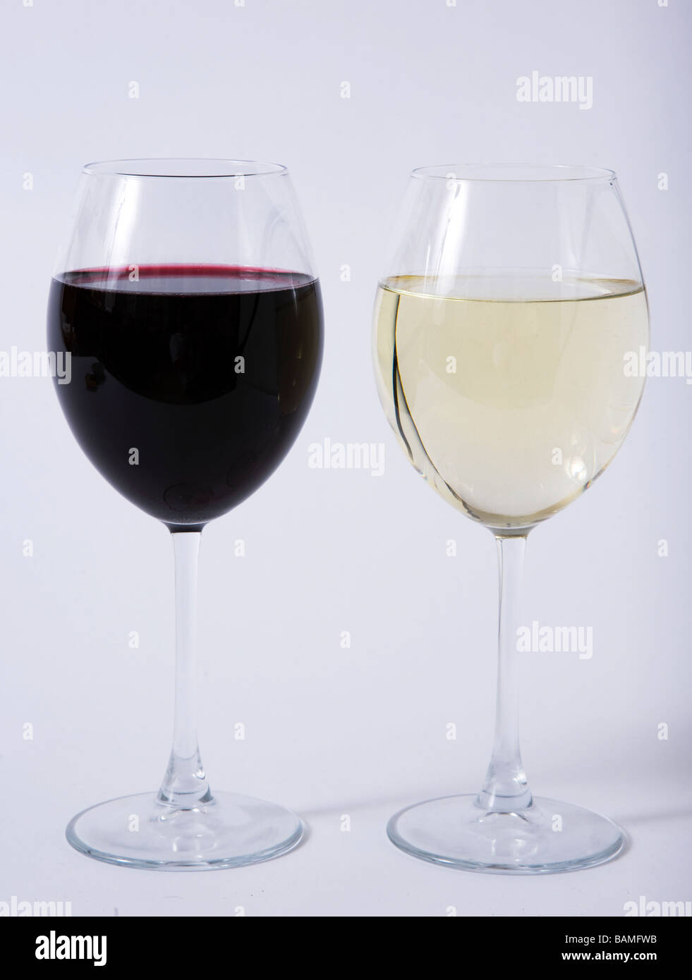 Vetro di rosso vino bianco Foto Stock