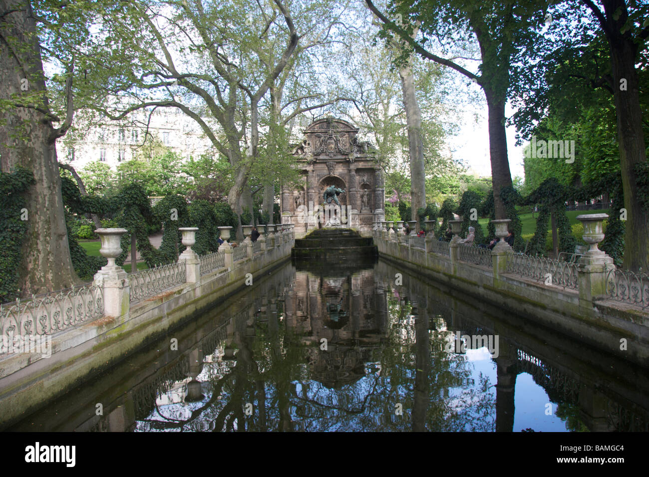 Polifemo sorprendente Aci e Galatea, La Fontaine Medicis, da Auguste Ottin, 1866. Giardini di Lussemburgo, Parigi, Francia Foto Stock