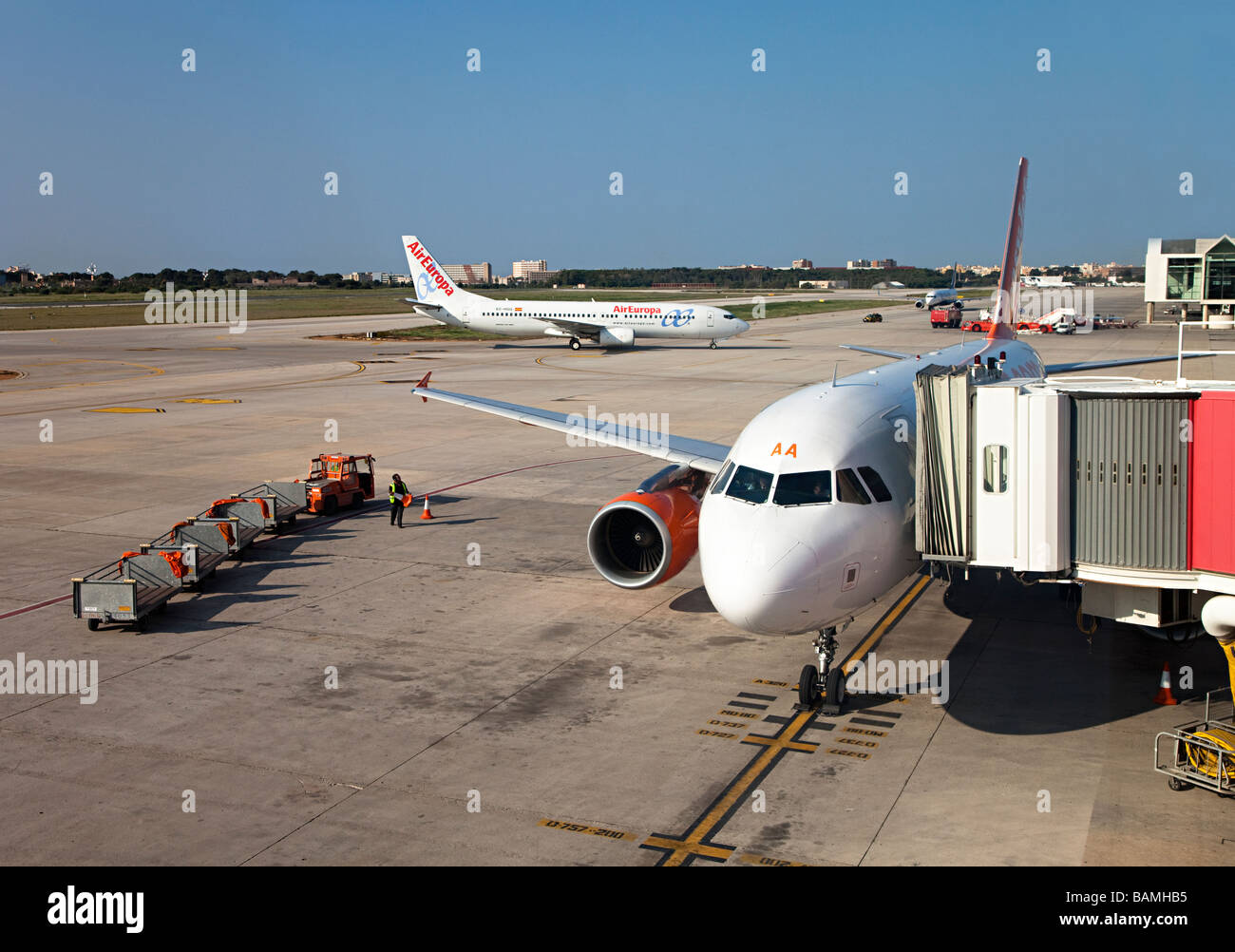 Aeromobili Easyjet al terminale con equipaggio a terra di presenze dall'aeroporto di Palma Mallorca Spagna Spain Foto Stock