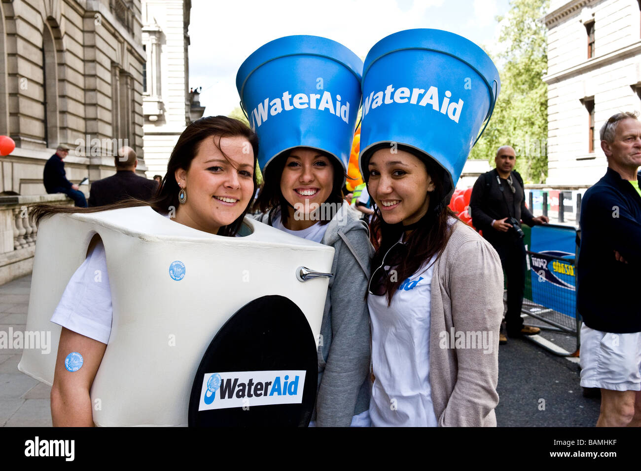 Gli operatori della carità da WaterAid alla maratona di Londra. Foto Stock